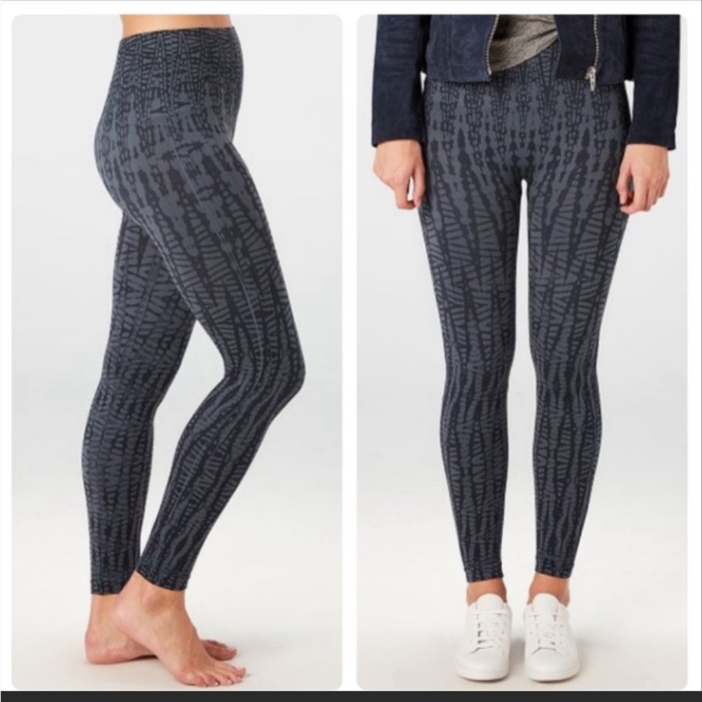Spanx Seamless Look At Me Now Geometric Print Cropped Leggings Size S.